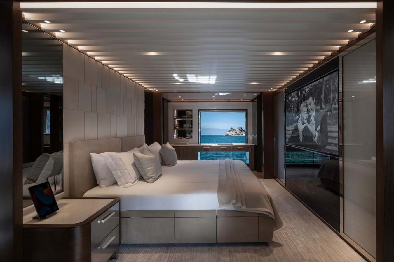 https://s3.amazonaws.com/boss.yatco.com/ForCharter/Vessel/Photo/3842/large_42858.jpg