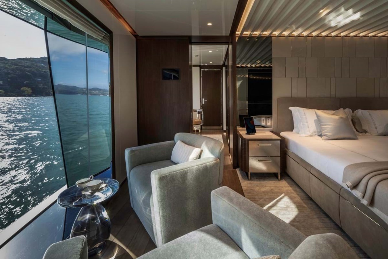 https://s3.amazonaws.com/boss.yatco.com/ForCharter/Vessel/Photo/3842/large_42859.jpg