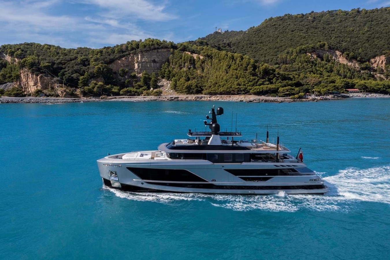 https://s3.amazonaws.com/boss.yatco.com/ForCharter/Vessel/Photo/3842/large_42861.jpg