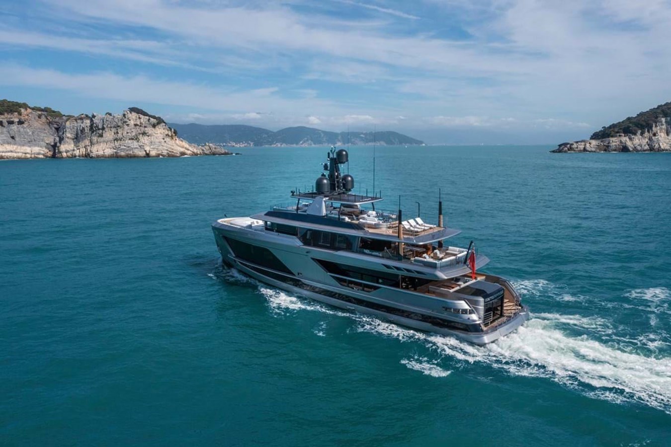 https://s3.amazonaws.com/boss.yatco.com/ForCharter/Vessel/Photo/3842/large_42863.jpg