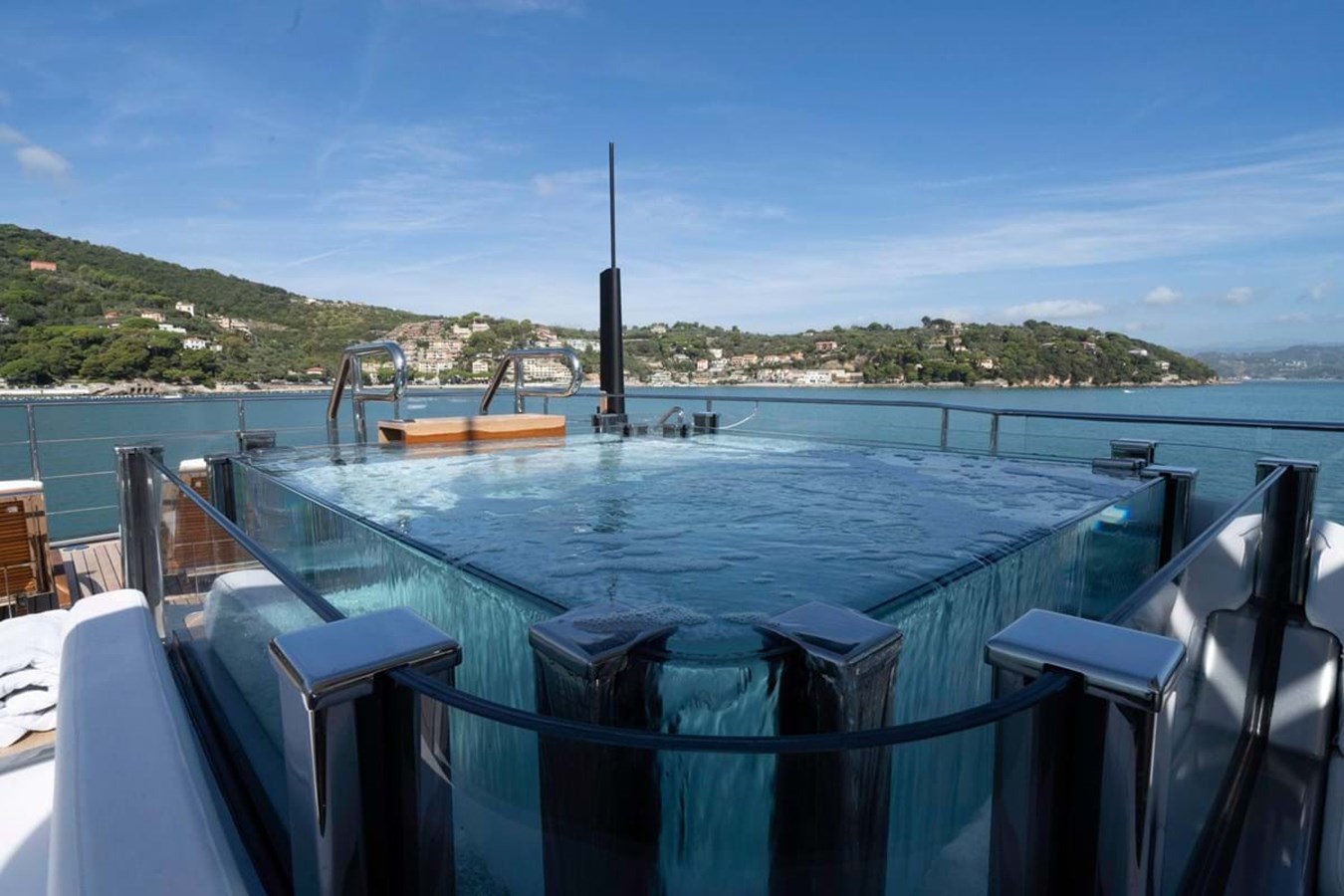https://s3.amazonaws.com/boss.yatco.com/ForCharter/Vessel/Photo/3842/large_42865.jpg