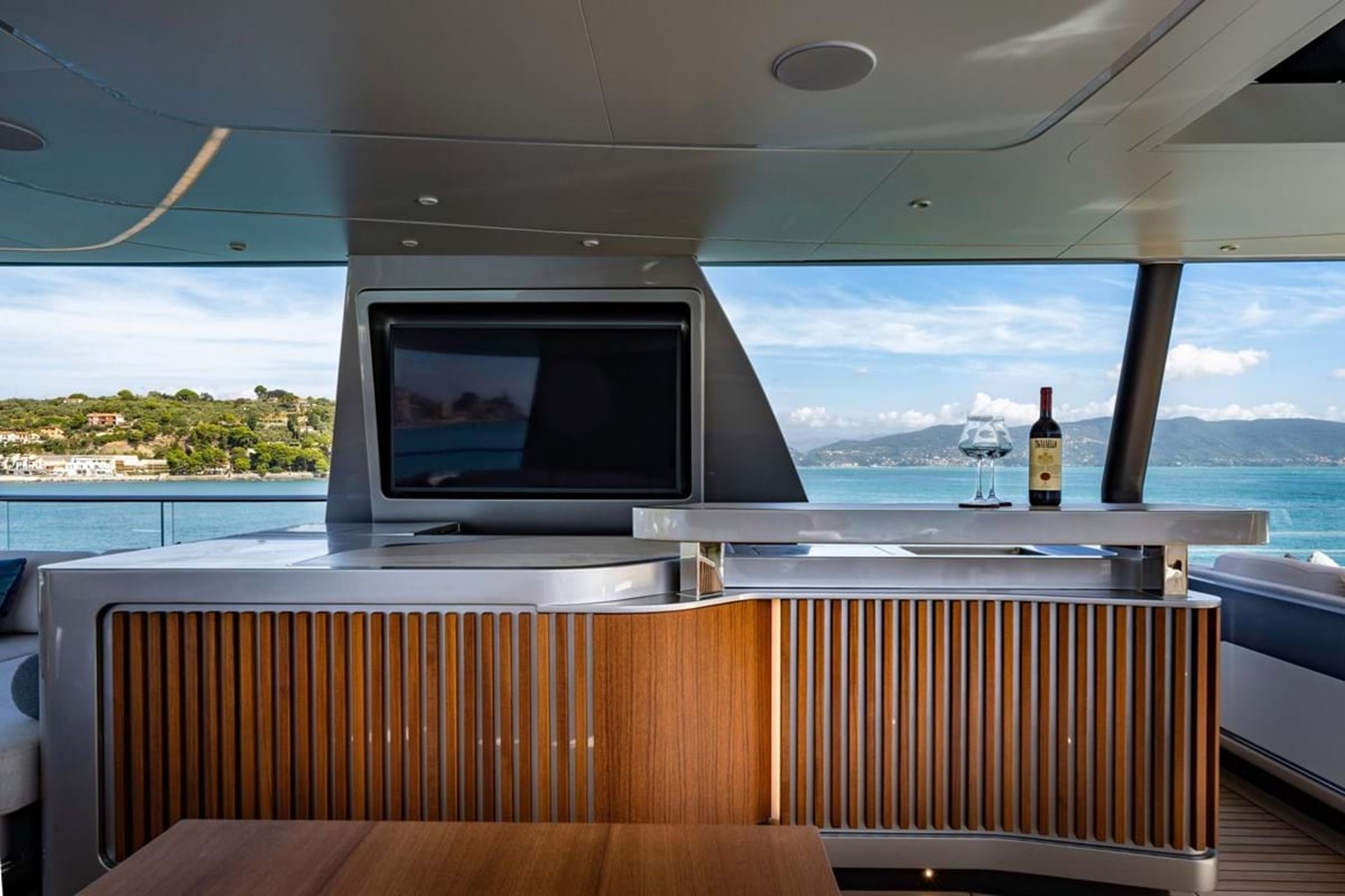 https://s3.amazonaws.com/boss.yatco.com/ForCharter/Vessel/Photo/3842/large_42866.jpg
