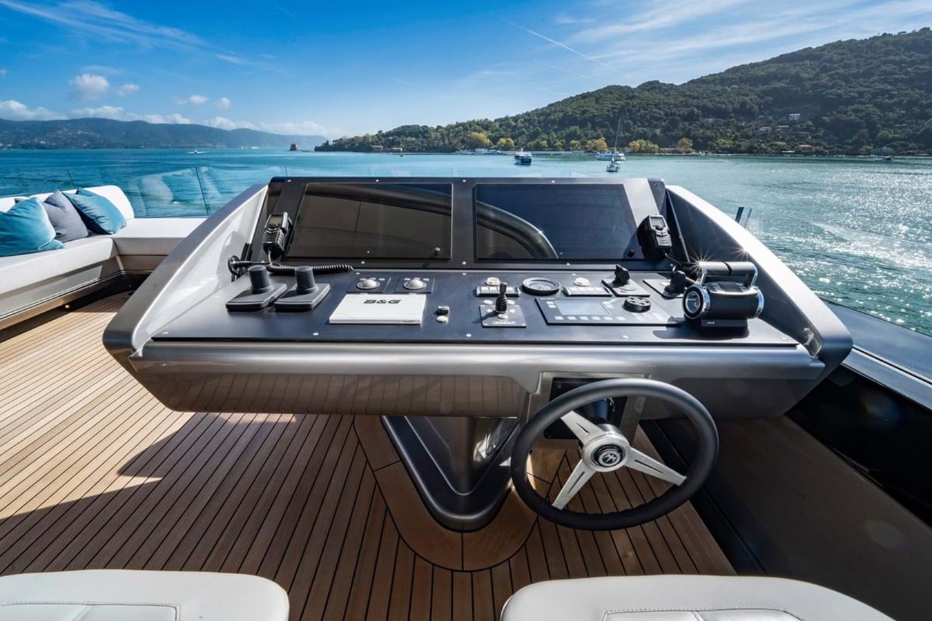 https://s3.amazonaws.com/boss.yatco.com/ForCharter/Vessel/Photo/3842/large_42867.jpg