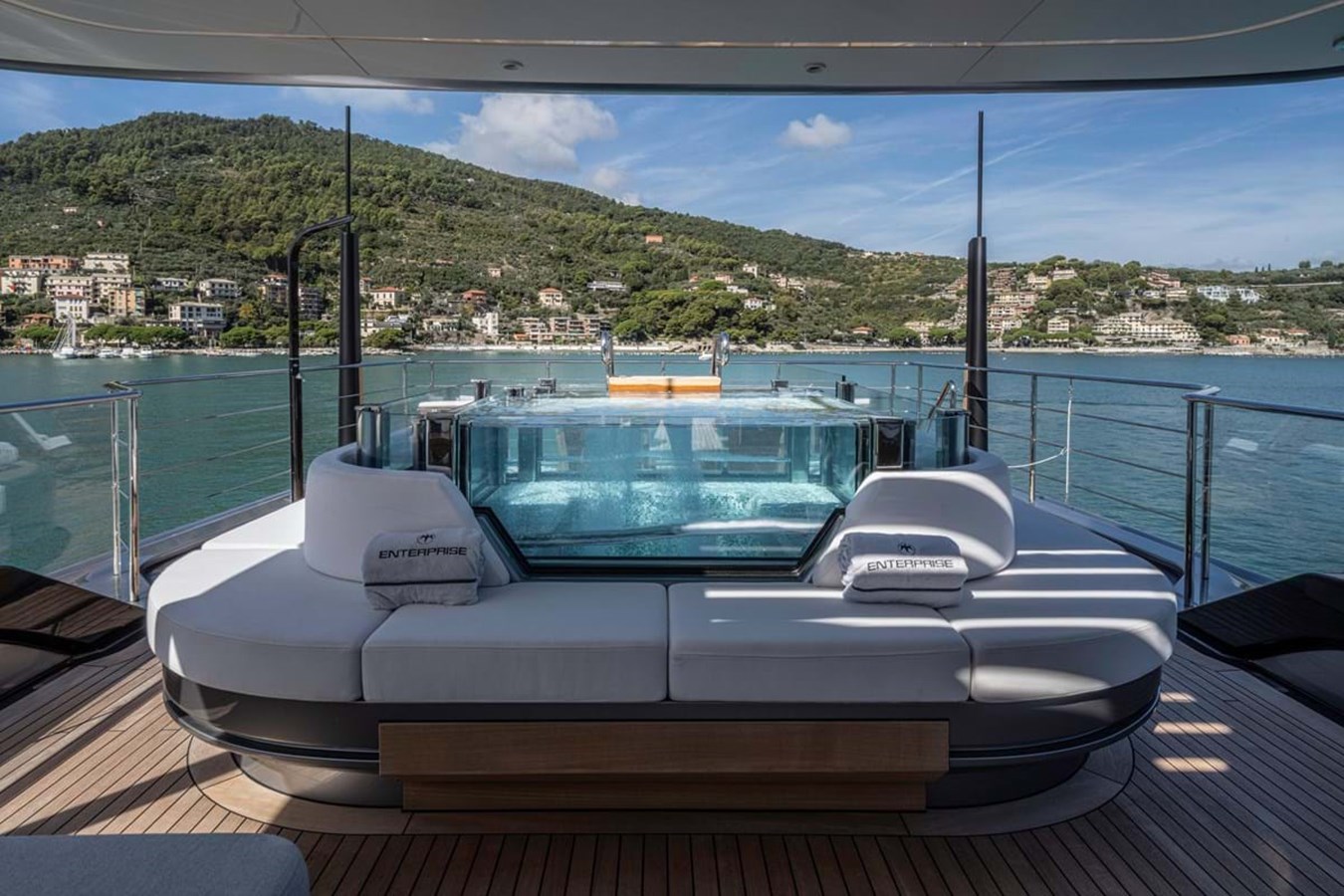 https://s3.amazonaws.com/boss.yatco.com/ForCharter/Vessel/Photo/3842/large_42868.jpg