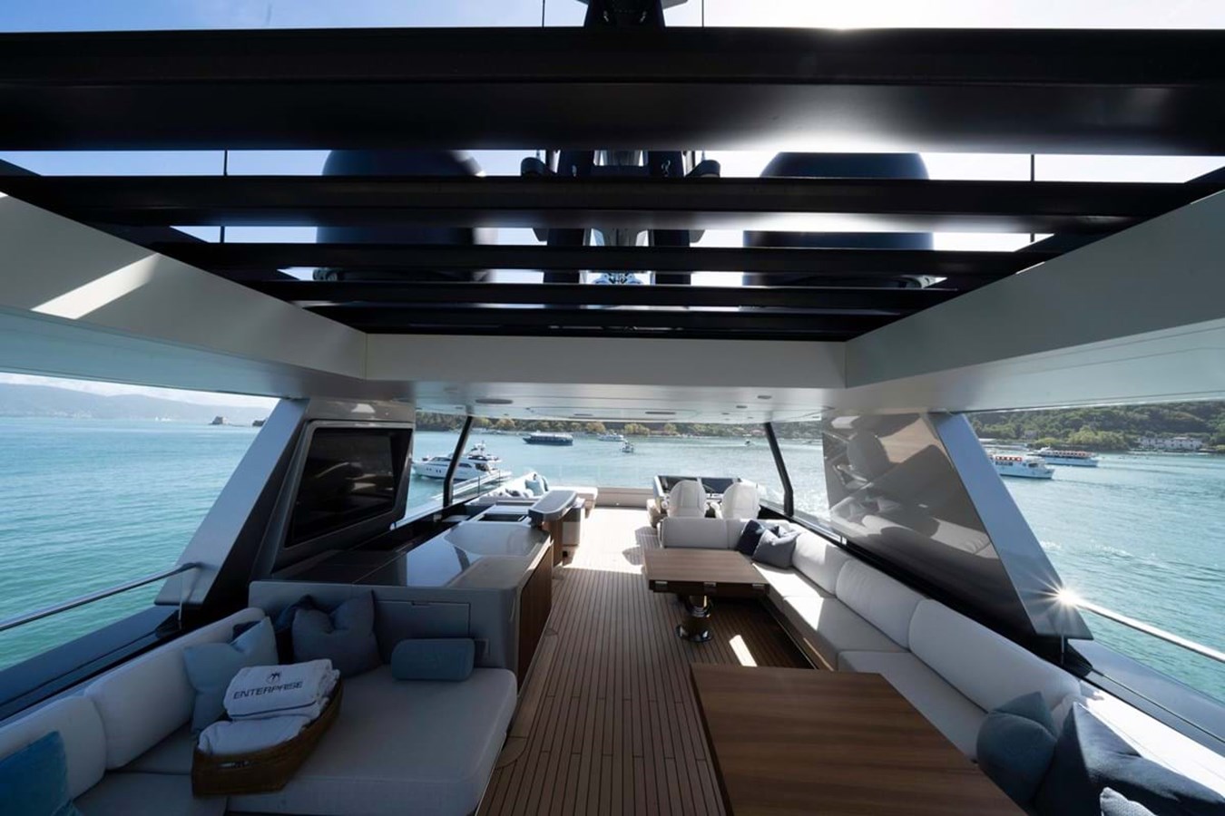 https://s3.amazonaws.com/boss.yatco.com/ForCharter/Vessel/Photo/3842/large_42869.jpg