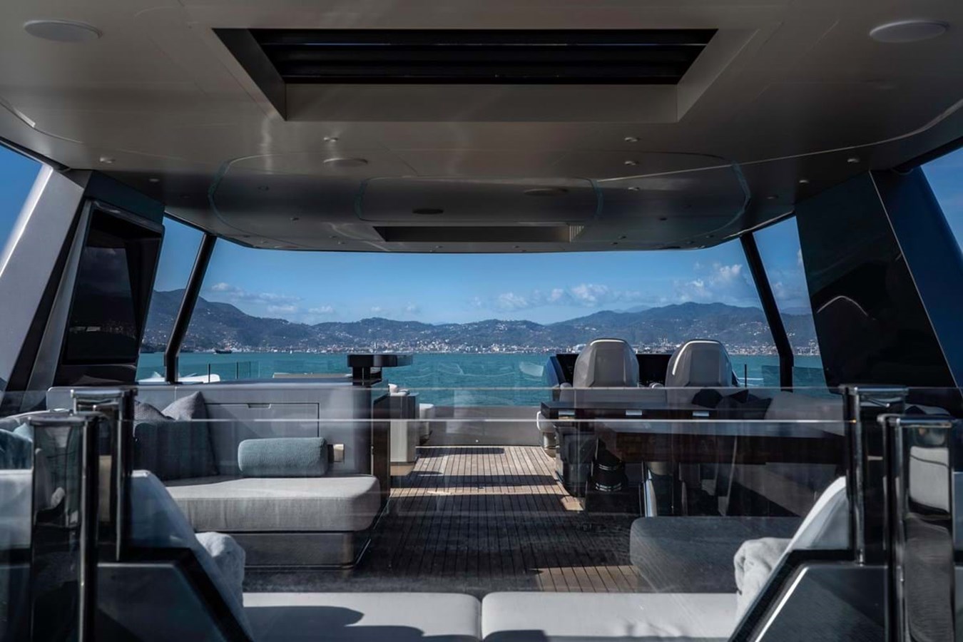 https://s3.amazonaws.com/boss.yatco.com/ForCharter/Vessel/Photo/3842/large_42871.jpg
