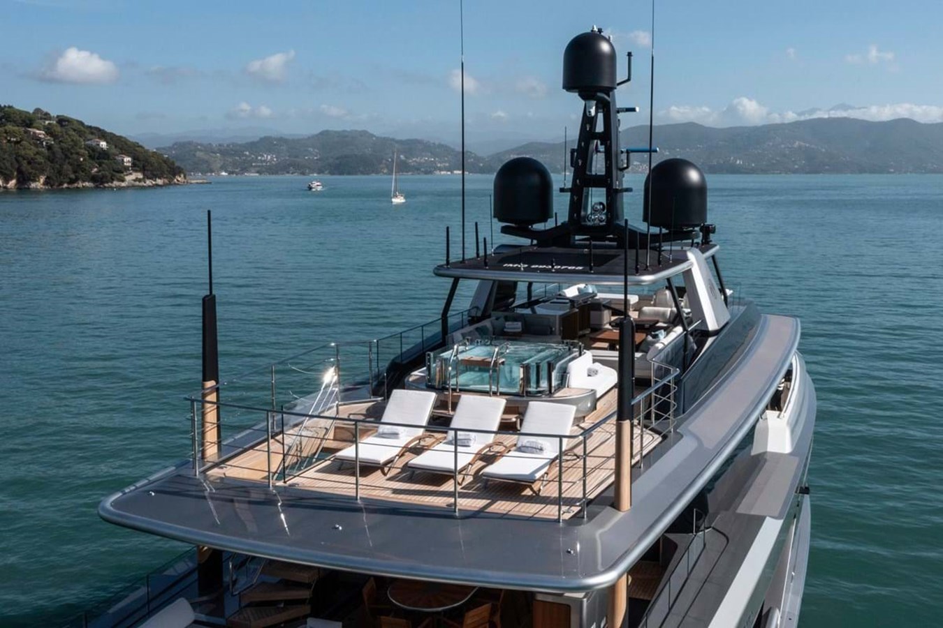 https://s3.amazonaws.com/boss.yatco.com/ForCharter/Vessel/Photo/3842/large_42872.jpg
