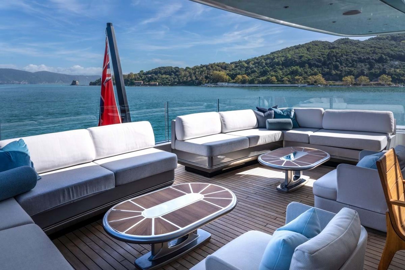 https://s3.amazonaws.com/boss.yatco.com/ForCharter/Vessel/Photo/3842/large_42873.jpg