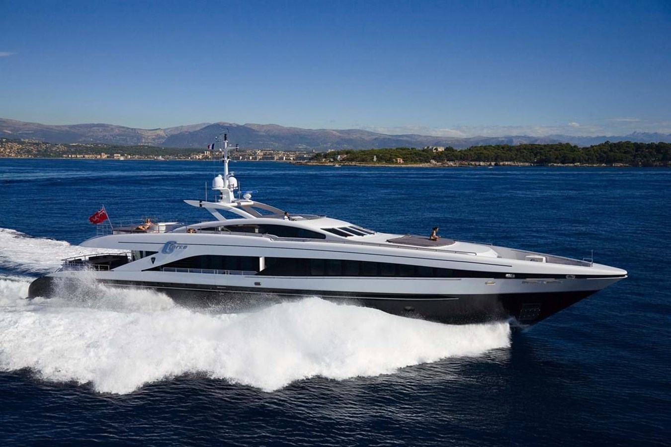 https://s3.amazonaws.com/boss.yatco.com/ForCharter/Vessel/Photo/3848/large_43516.jpg