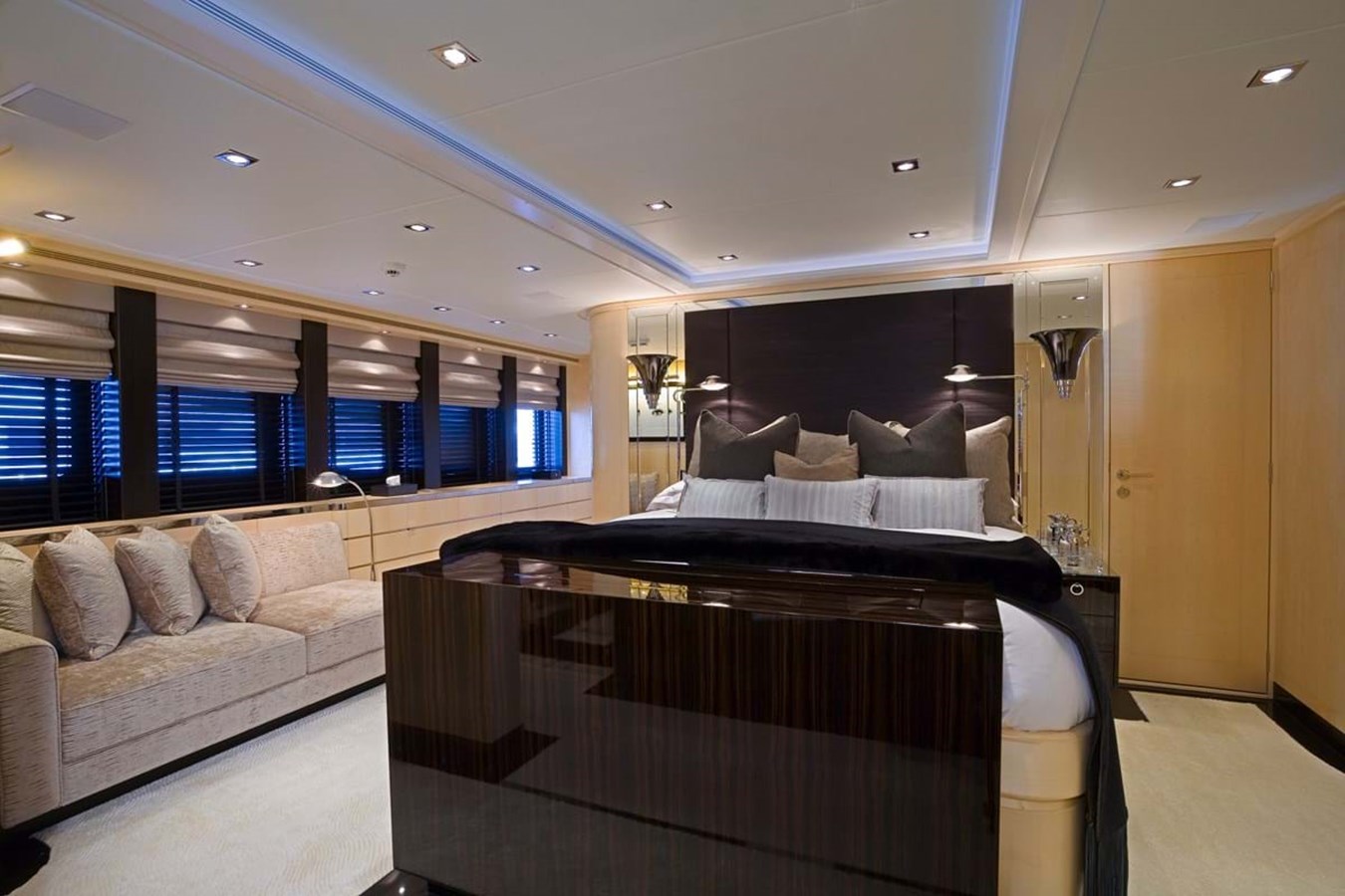 https://s3.amazonaws.com/boss.yatco.com/ForCharter/Vessel/Photo/3848/large_43521.jpg