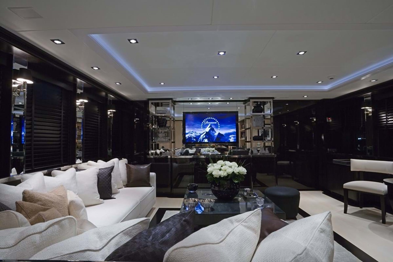 https://s3.amazonaws.com/boss.yatco.com/ForCharter/Vessel/Photo/3848/large_43528.jpg