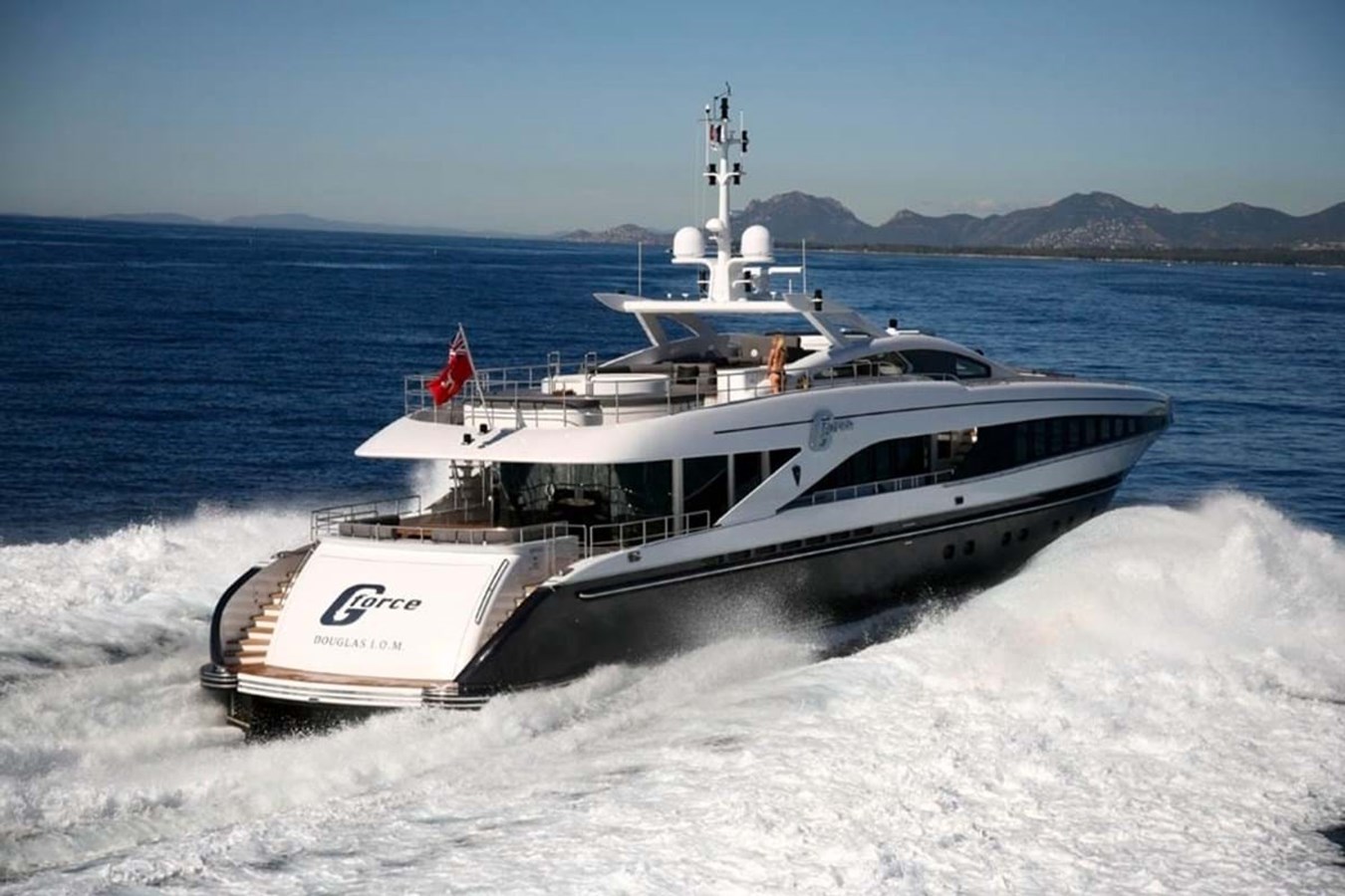 https://s3.amazonaws.com/boss.yatco.com/ForCharter/Vessel/Photo/3848/large_43532.jpg
