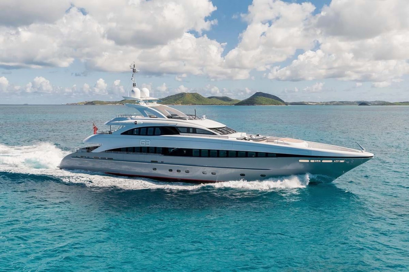 https://s3.amazonaws.com/boss.yatco.com/ForCharter/Vessel/Photo/3850/large_43675.jpg