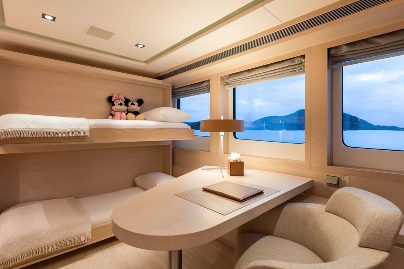 https://s3.amazonaws.com/boss.yatco.com/ForCharter/Vessel/Photo/3850/large_43698.jpg