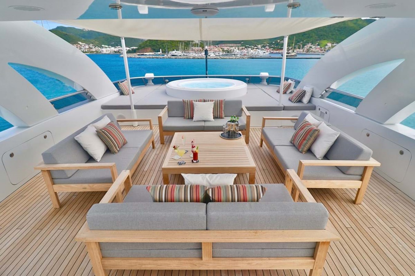 https://s3.amazonaws.com/boss.yatco.com/ForCharter/Vessel/Photo/3850/large_43713.jpg