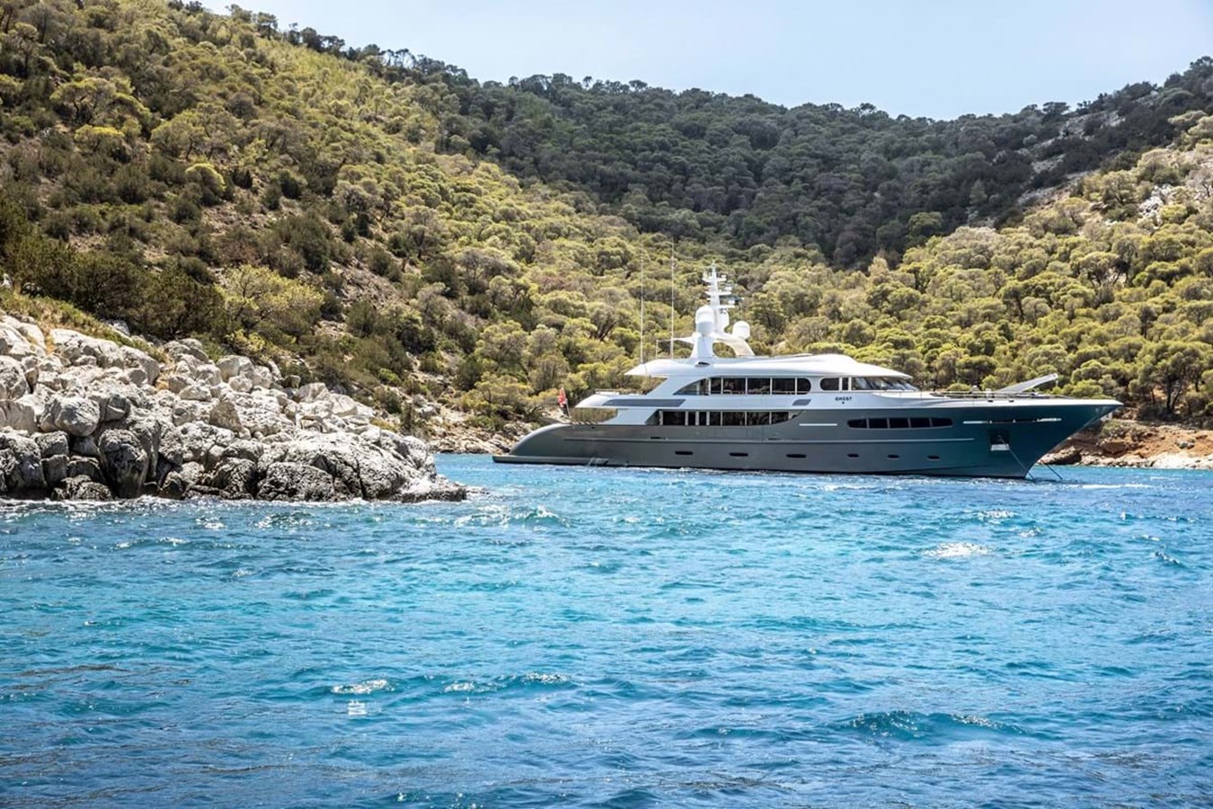 https://s3.amazonaws.com/boss.yatco.com/ForCharter/Vessel/Photo/3851/large_43836.jpg