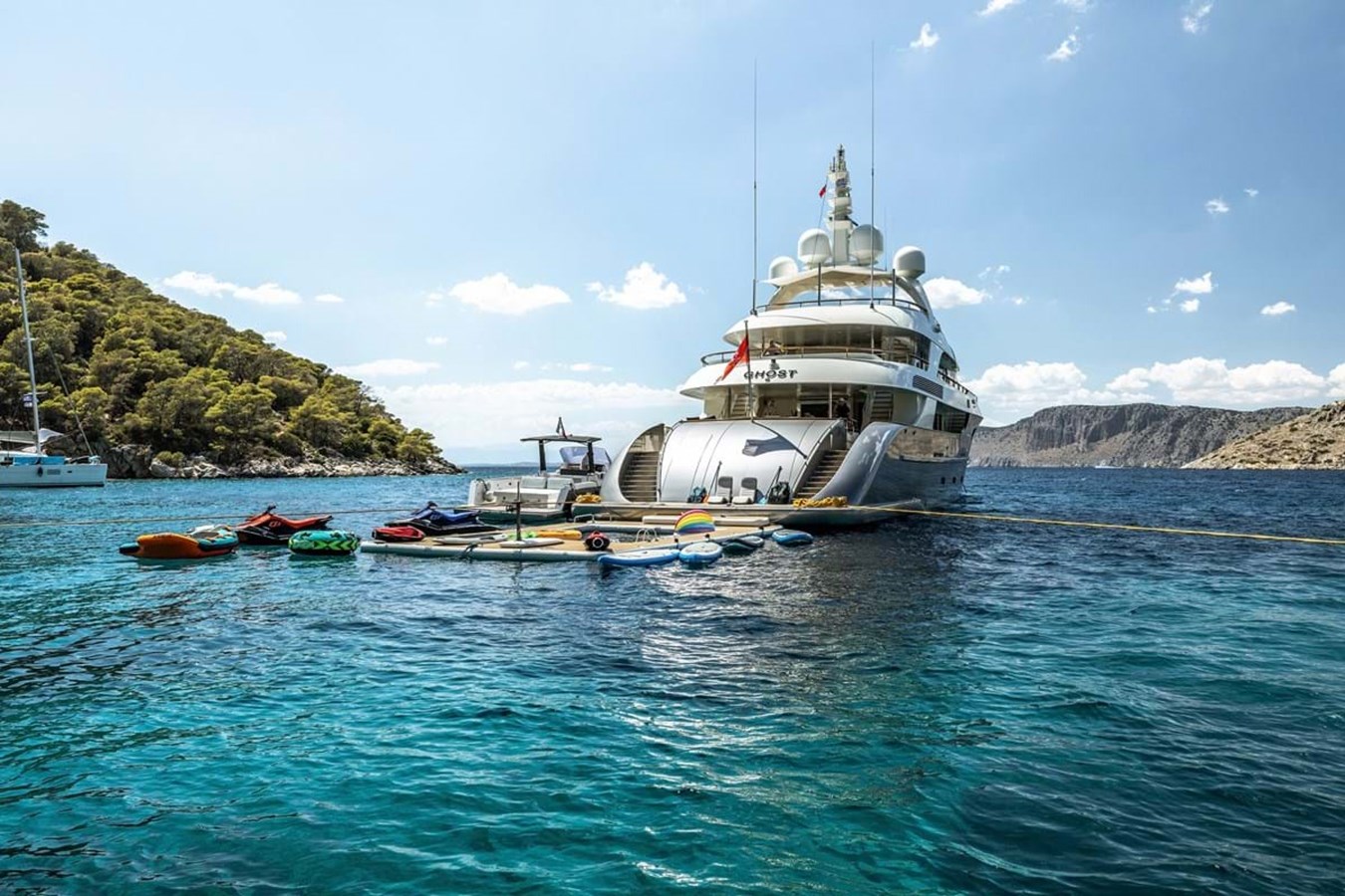 https://s3.amazonaws.com/boss.yatco.com/ForCharter/Vessel/Photo/3851/large_43849.jpg