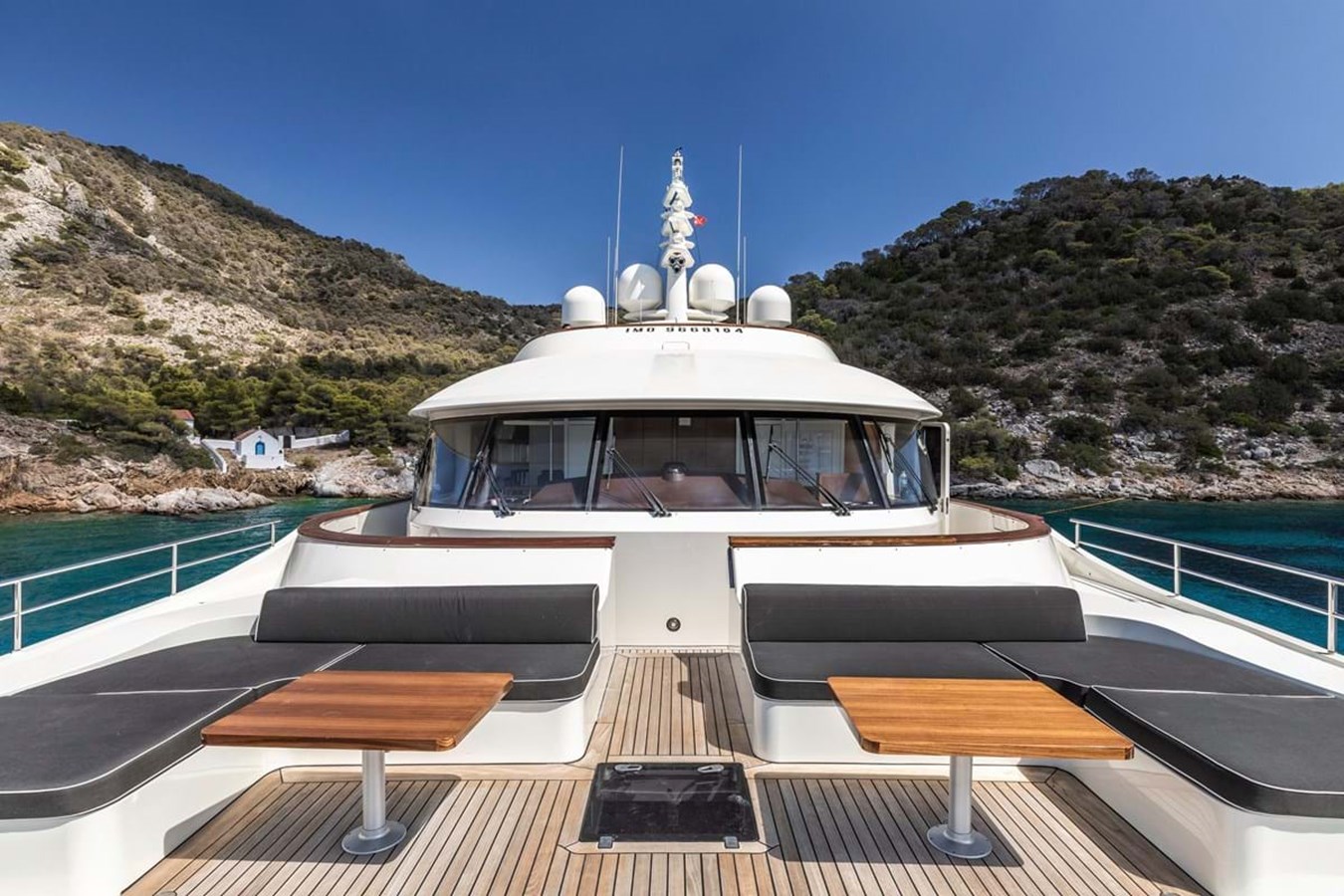 https://s3.amazonaws.com/boss.yatco.com/ForCharter/Vessel/Photo/3851/large_43851.jpg
