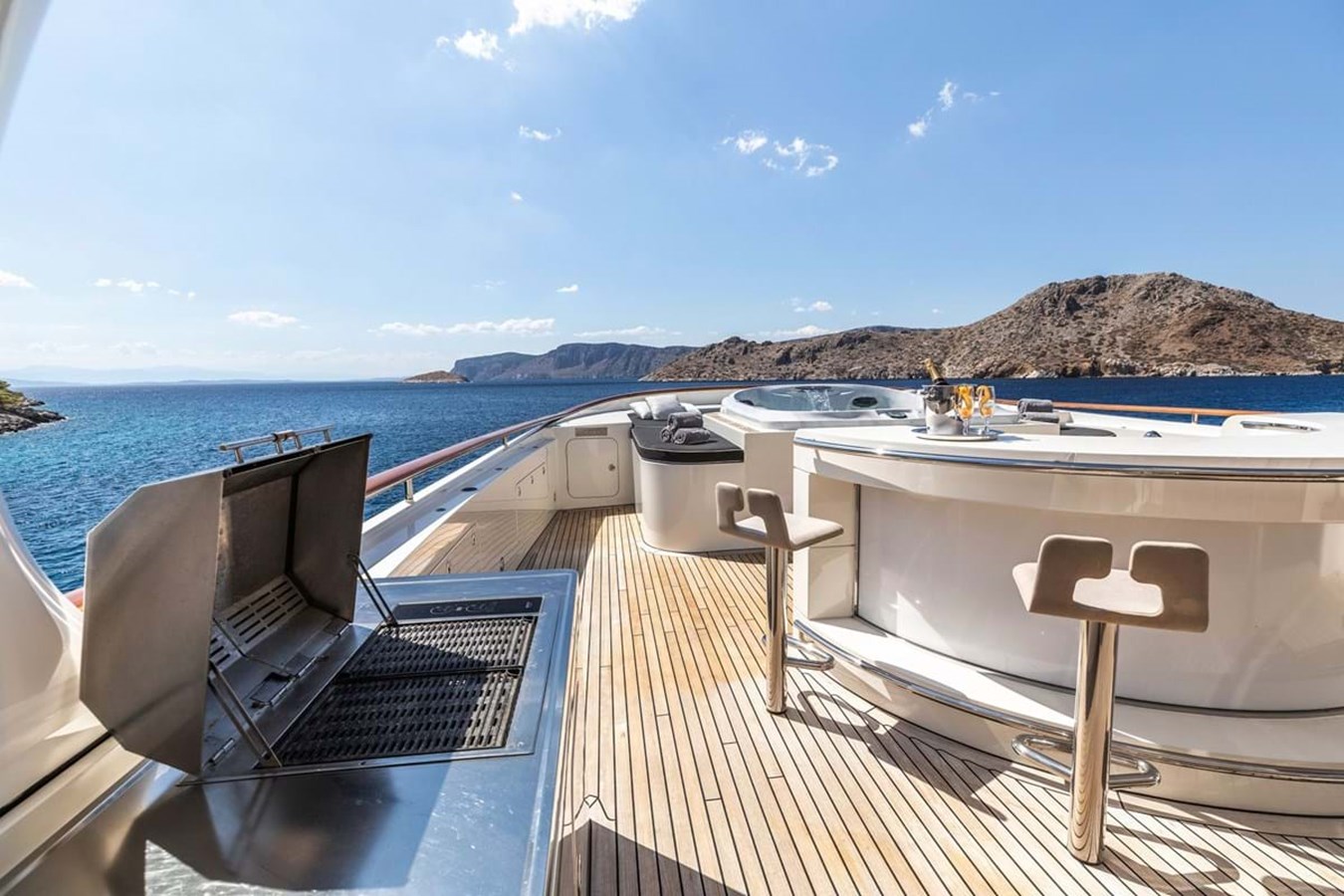 https://s3.amazonaws.com/boss.yatco.com/ForCharter/Vessel/Photo/3851/large_43856.jpg