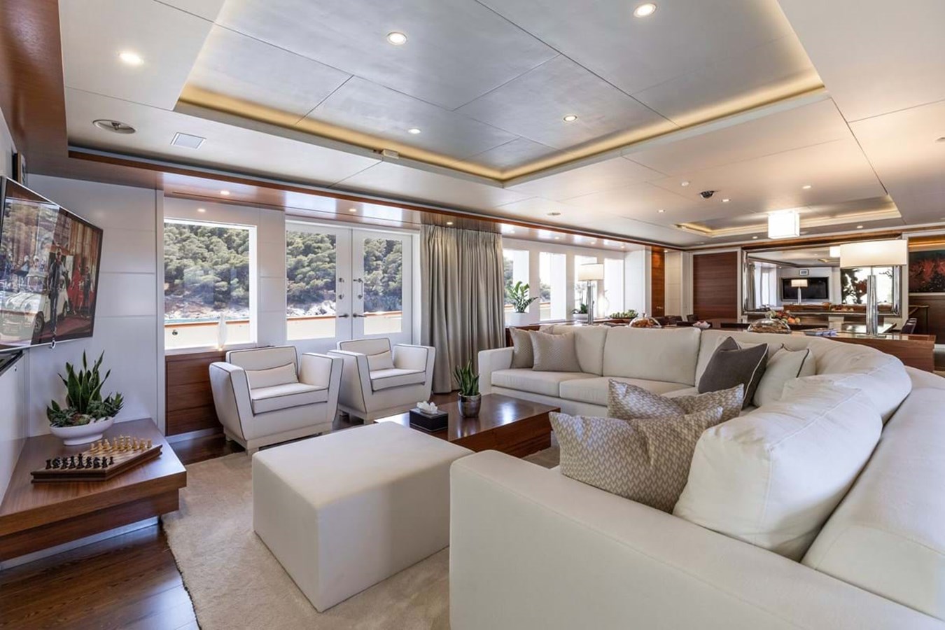 https://s3.amazonaws.com/boss.yatco.com/ForCharter/Vessel/Photo/3851/large_43858.jpg