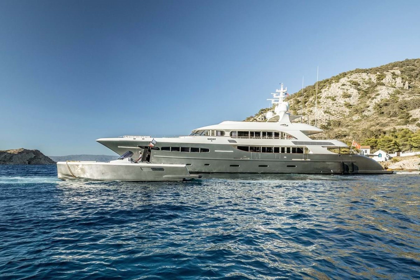 https://s3.amazonaws.com/boss.yatco.com/ForCharter/Vessel/Photo/3851/large_43862.jpg