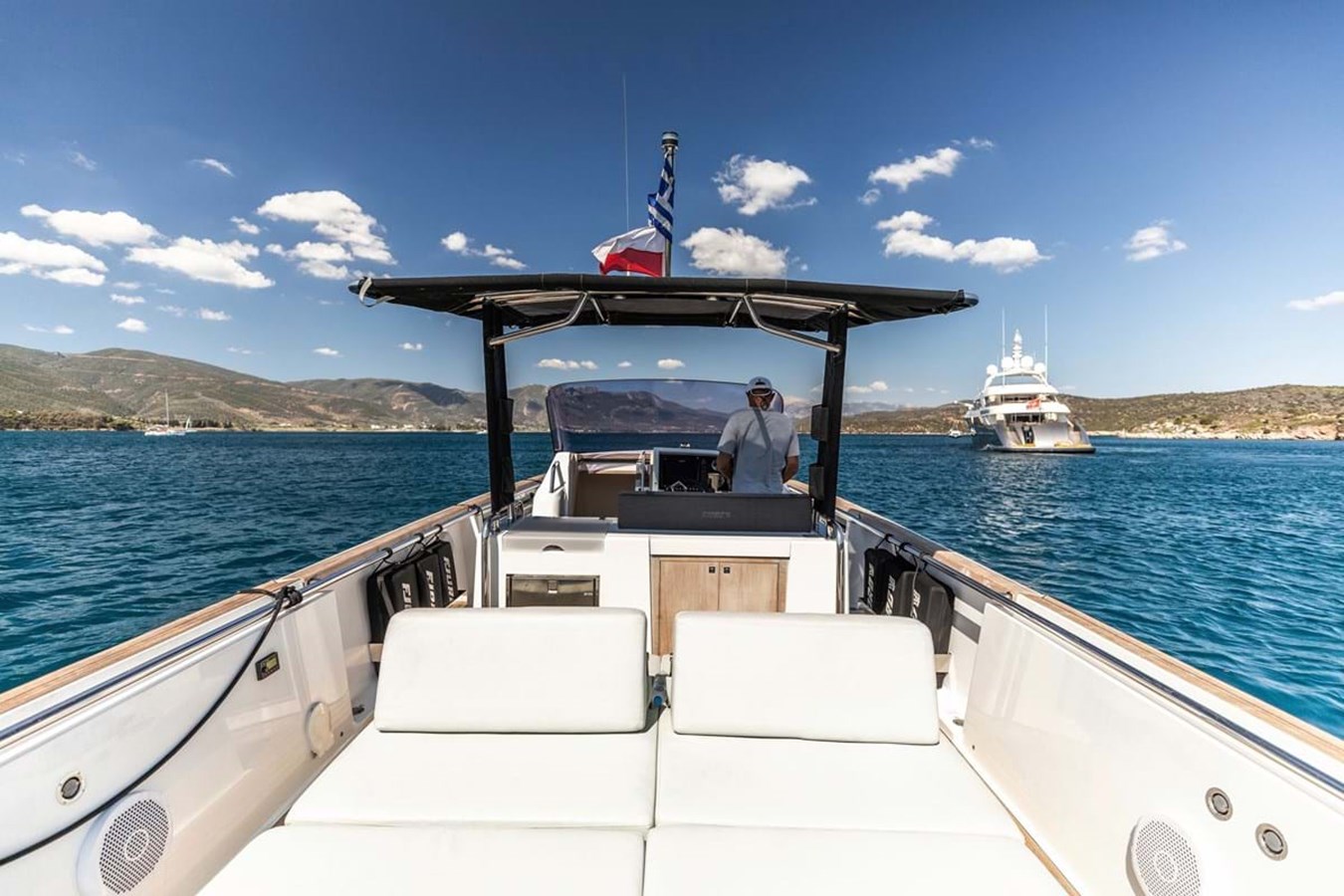 https://s3.amazonaws.com/boss.yatco.com/ForCharter/Vessel/Photo/3851/large_43864.jpg