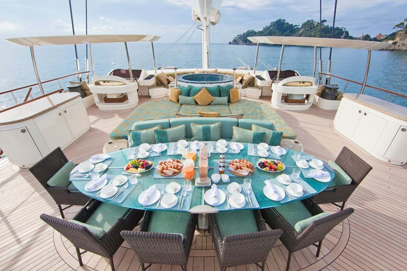 https://s3.amazonaws.com/boss.yatco.com/ForCharter/Vessel/Photo/3856/large_43972.jpg