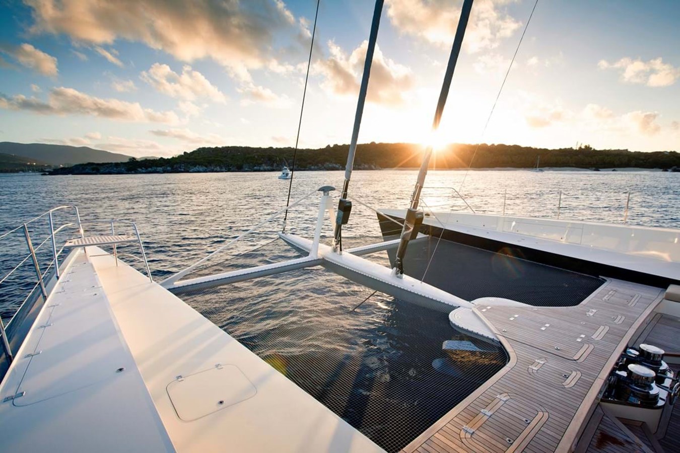 https://s3.amazonaws.com/boss.yatco.com/ForCharter/Vessel/Photo/3856/large_43975.jpg