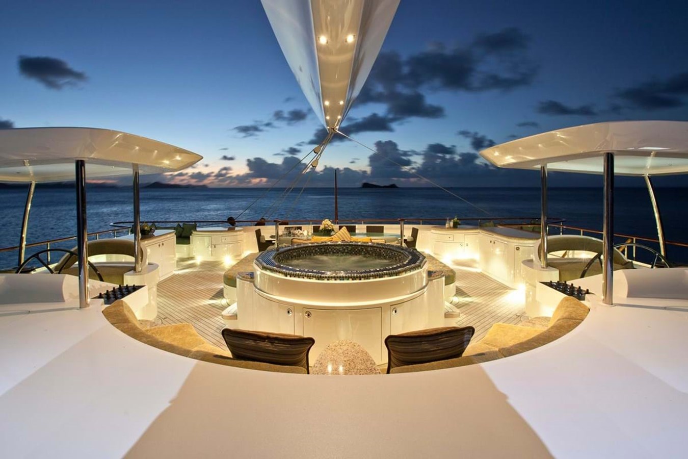 https://s3.amazonaws.com/boss.yatco.com/ForCharter/Vessel/Photo/3856/large_43979.jpg