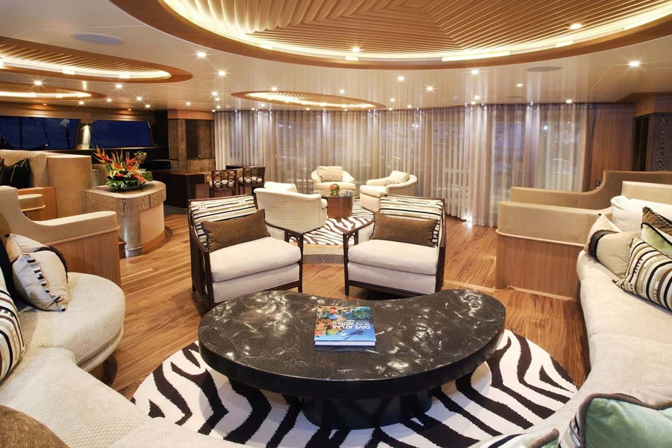 https://s3.amazonaws.com/boss.yatco.com/ForCharter/Vessel/Photo/3856/large_43983.jpg