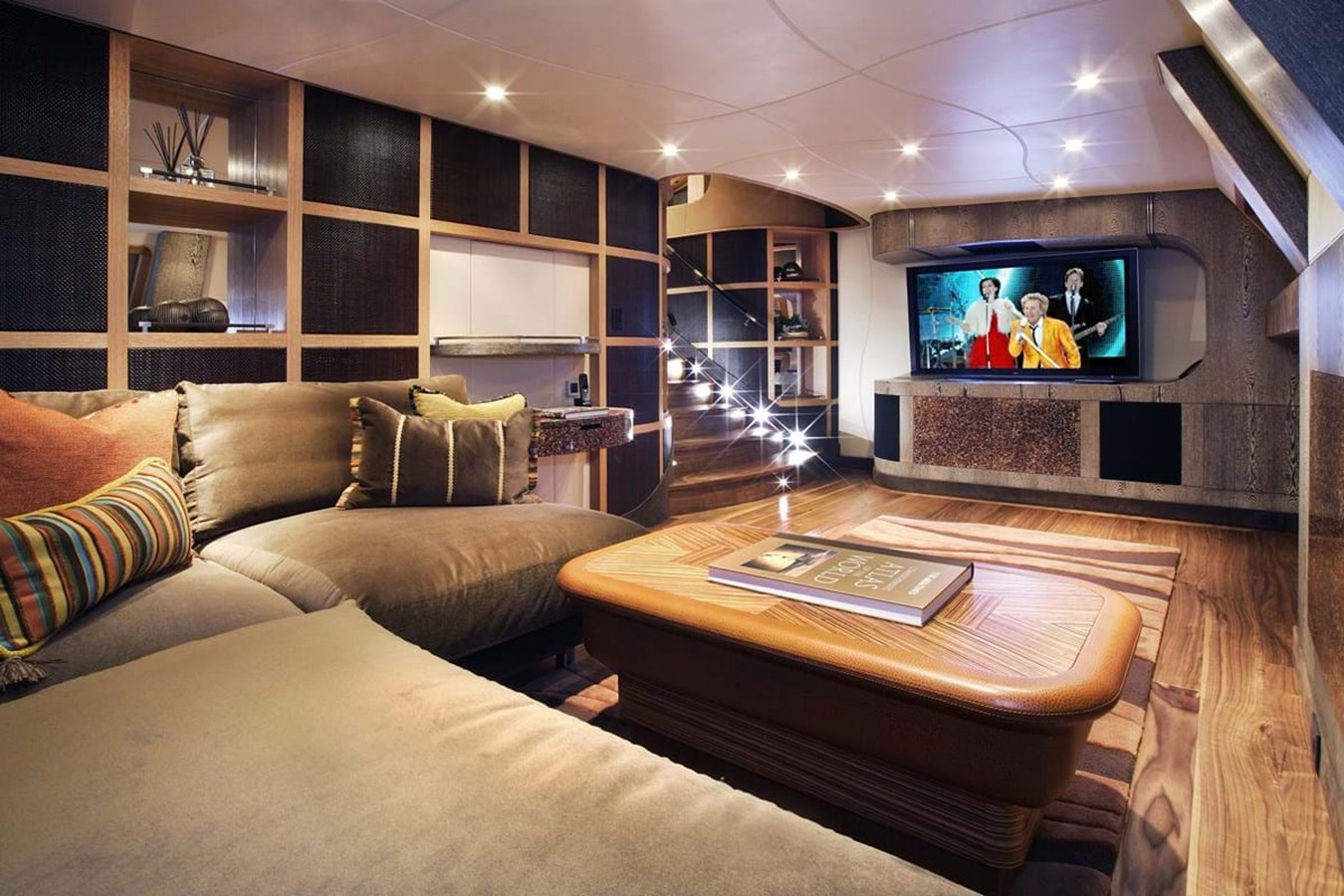 https://s3.amazonaws.com/boss.yatco.com/ForCharter/Vessel/Photo/3856/large_43984.jpg