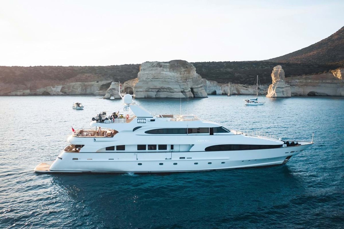 https://s3.amazonaws.com/boss.yatco.com/ForCharter/Vessel/Photo/3893/large_45103.jpg