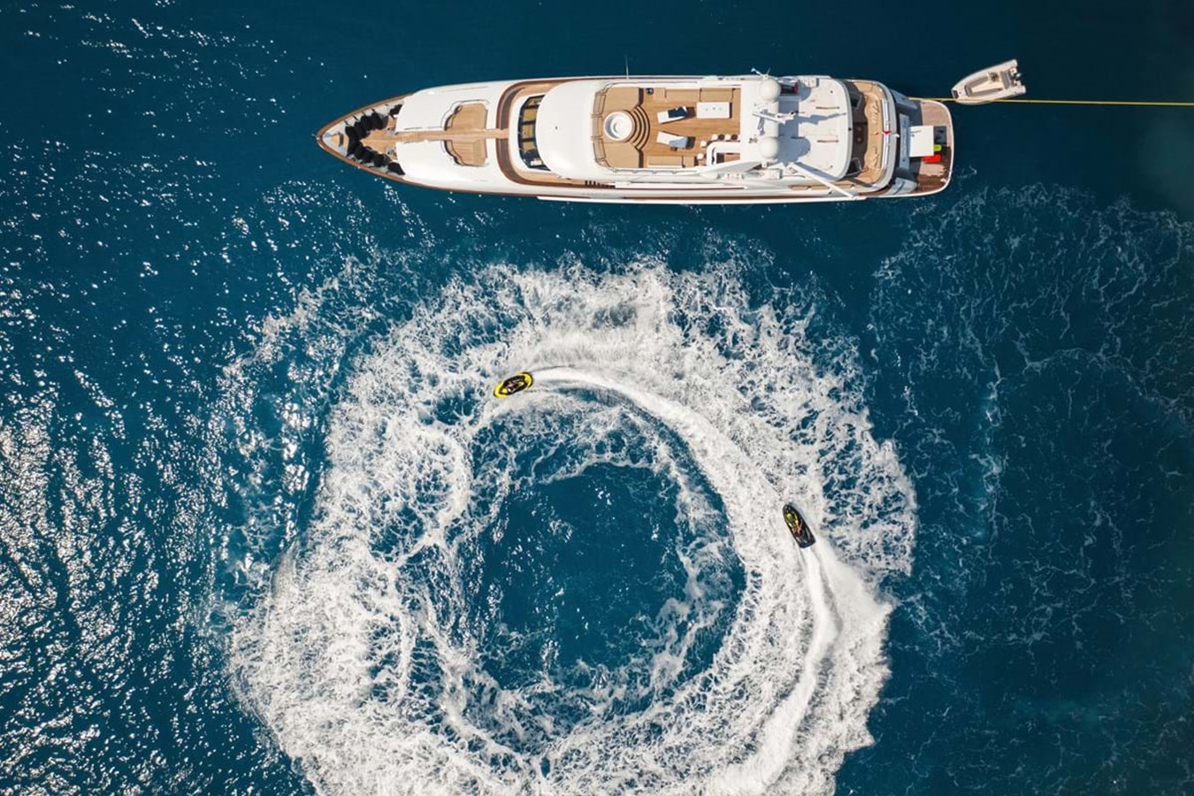 https://s3.amazonaws.com/boss.yatco.com/ForCharter/Vessel/Photo/3893/large_45104.jpg