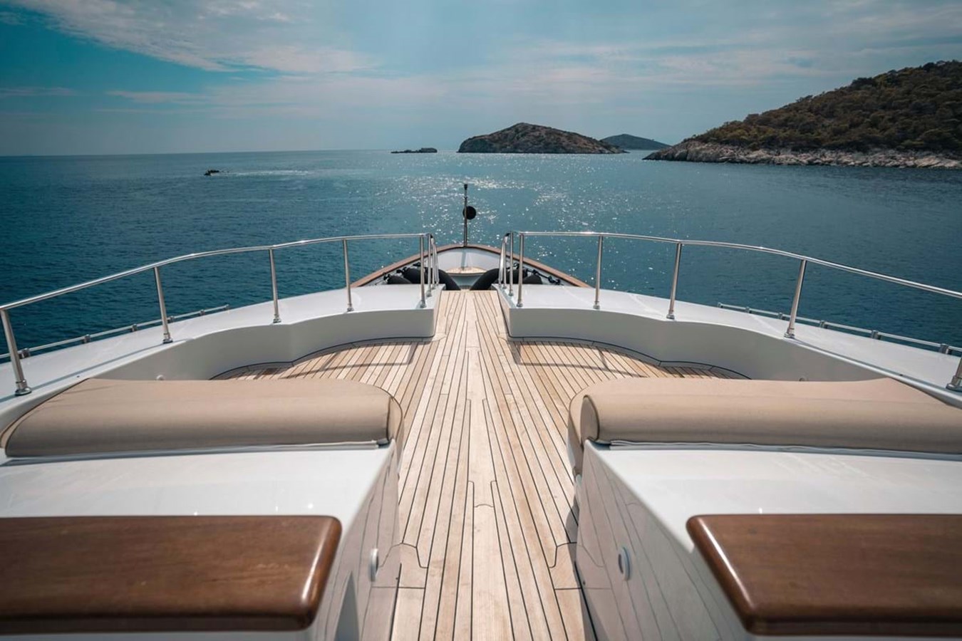 https://s3.amazonaws.com/boss.yatco.com/ForCharter/Vessel/Photo/3893/large_45105.jpg