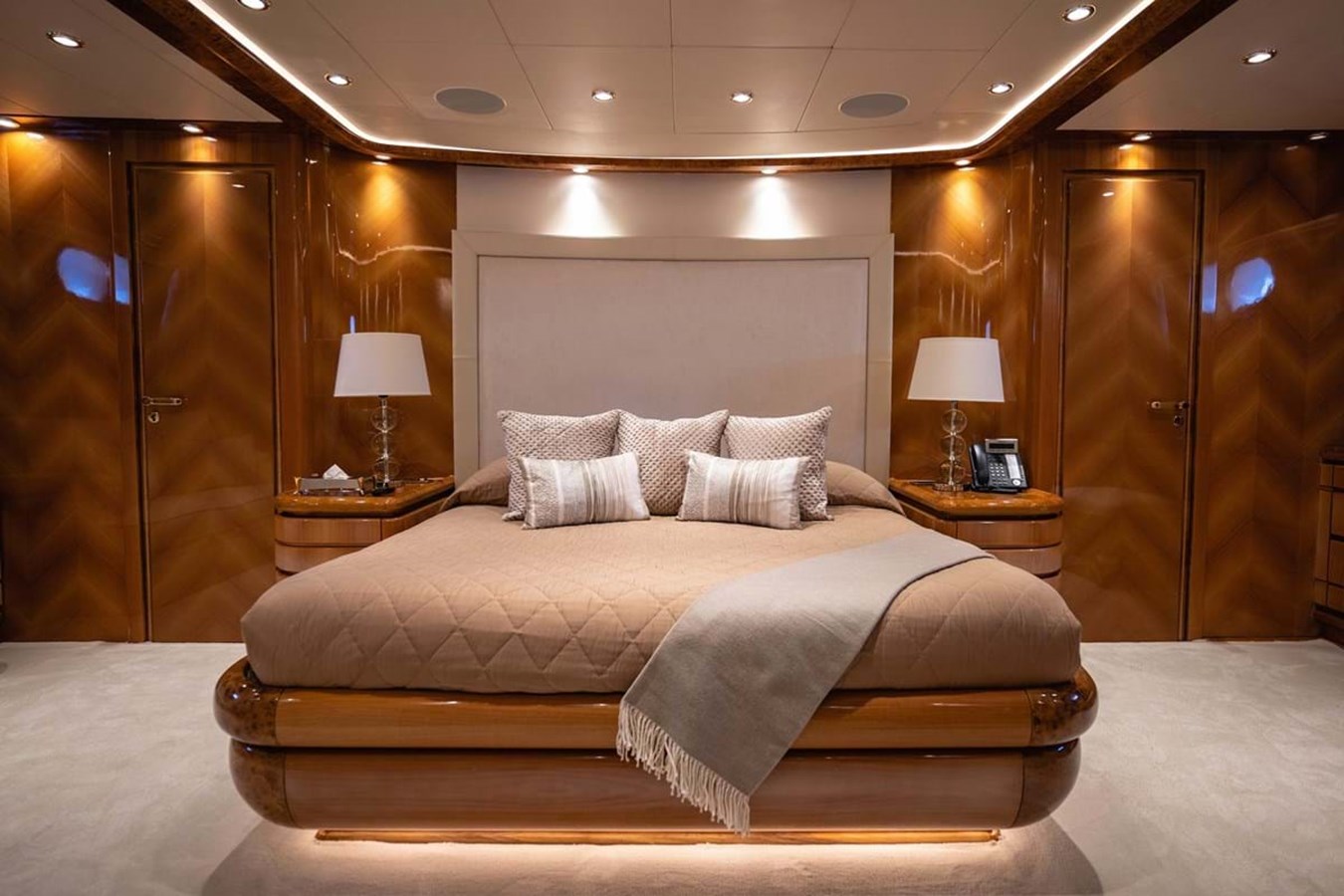 https://s3.amazonaws.com/boss.yatco.com/ForCharter/Vessel/Photo/3893/large_45106.jpg