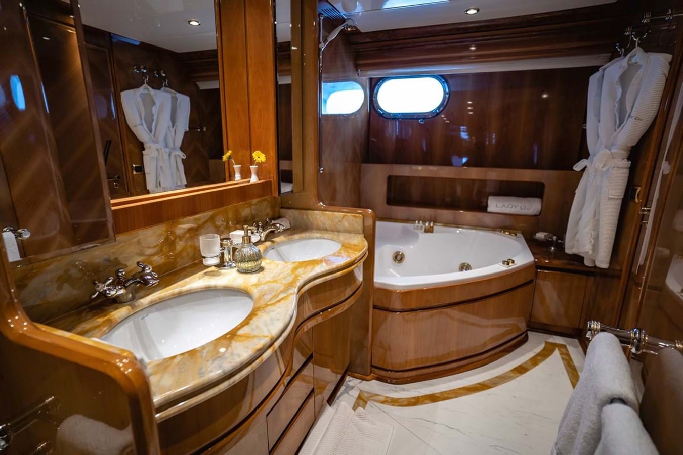 https://s3.amazonaws.com/boss.yatco.com/ForCharter/Vessel/Photo/3893/large_45107.jpg