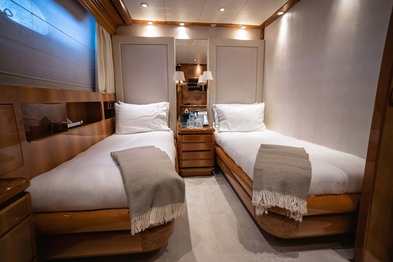 https://s3.amazonaws.com/boss.yatco.com/ForCharter/Vessel/Photo/3893/large_45108.jpg