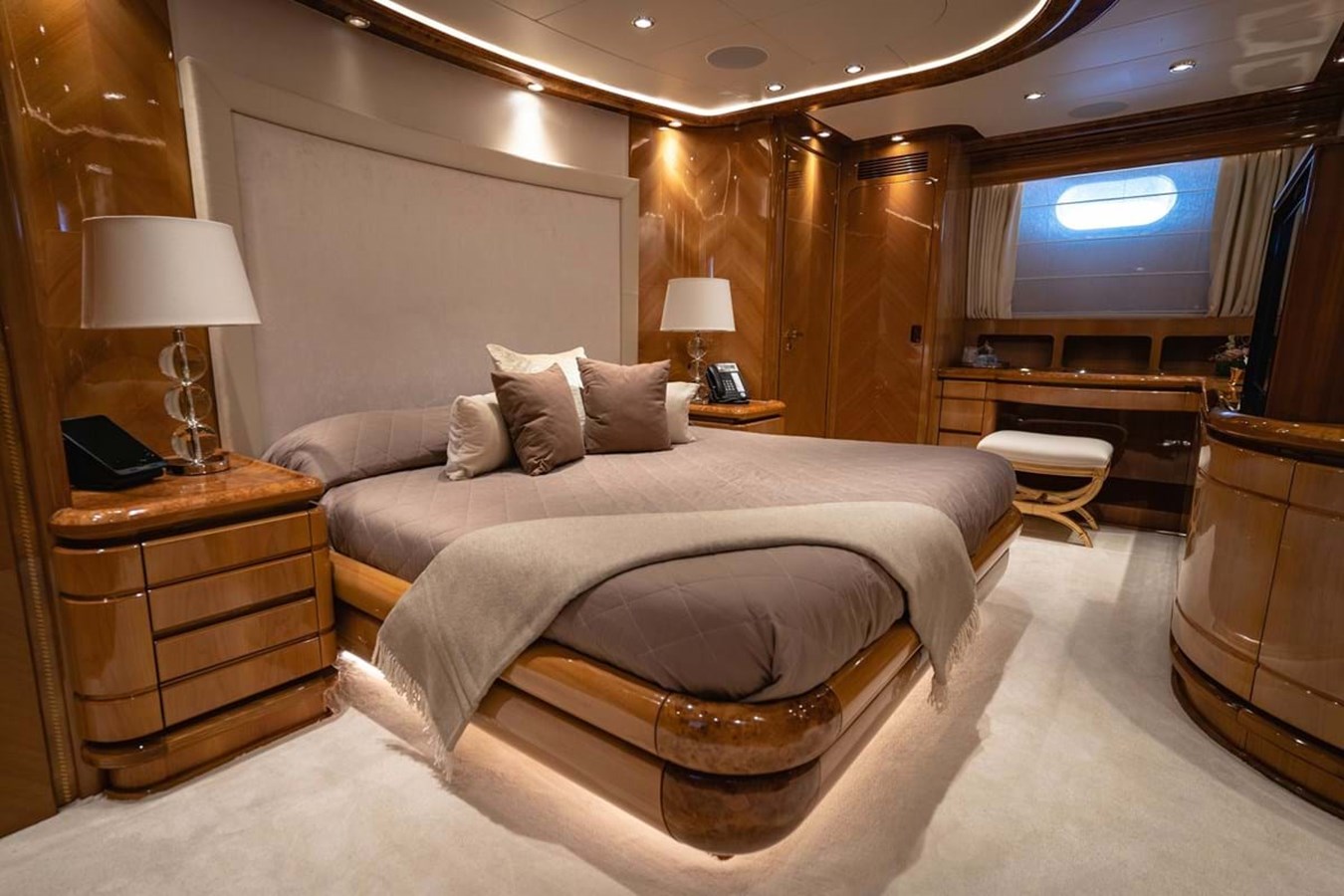 https://s3.amazonaws.com/boss.yatco.com/ForCharter/Vessel/Photo/3893/large_45109.jpg