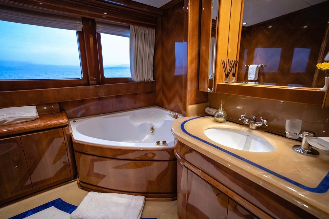 https://s3.amazonaws.com/boss.yatco.com/ForCharter/Vessel/Photo/3893/large_45112.jpg