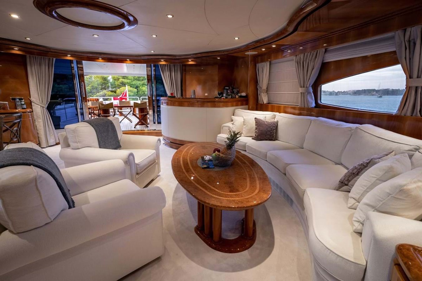 https://s3.amazonaws.com/boss.yatco.com/ForCharter/Vessel/Photo/3893/large_45116.jpg
