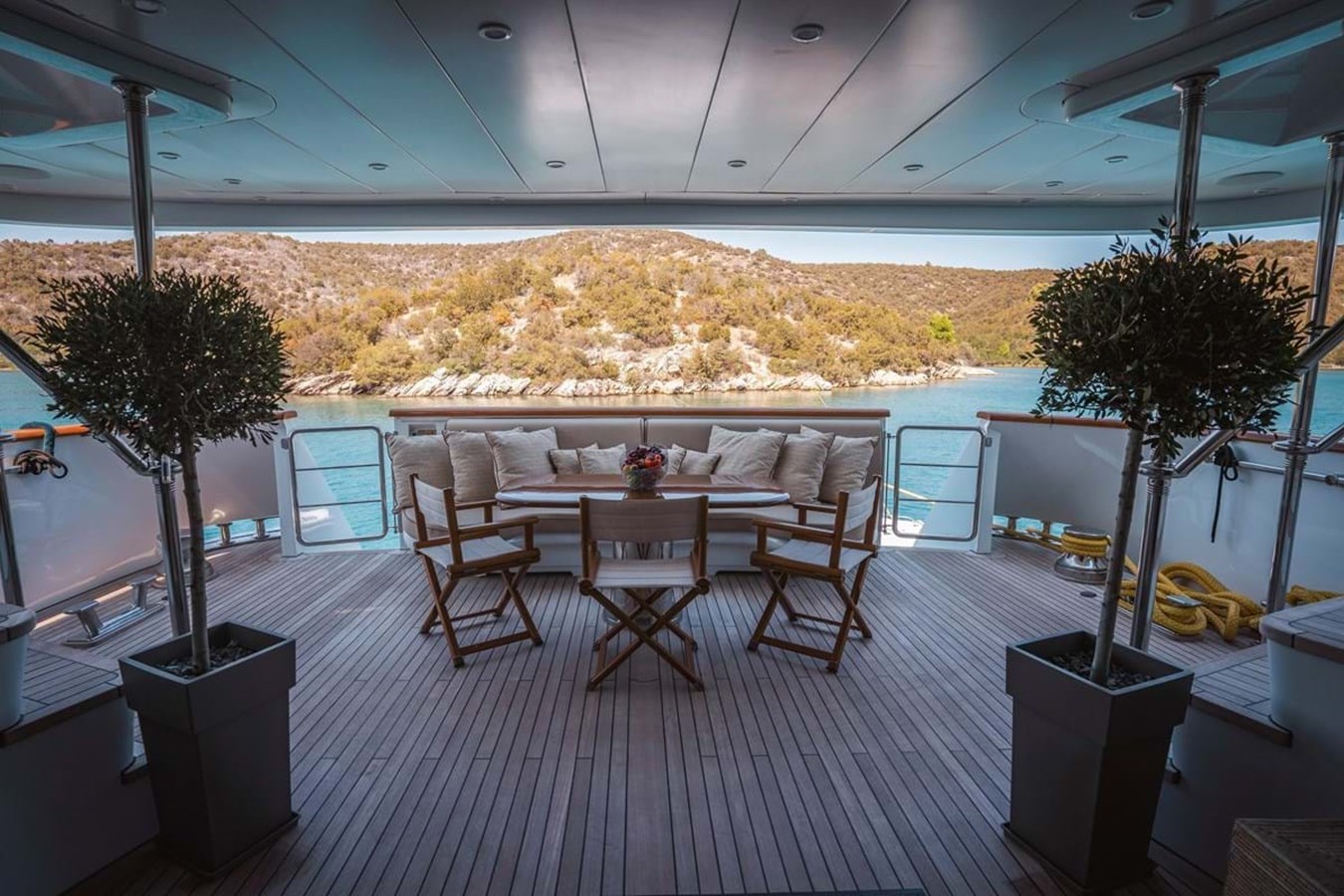 https://s3.amazonaws.com/boss.yatco.com/ForCharter/Vessel/Photo/3893/large_45118.jpg