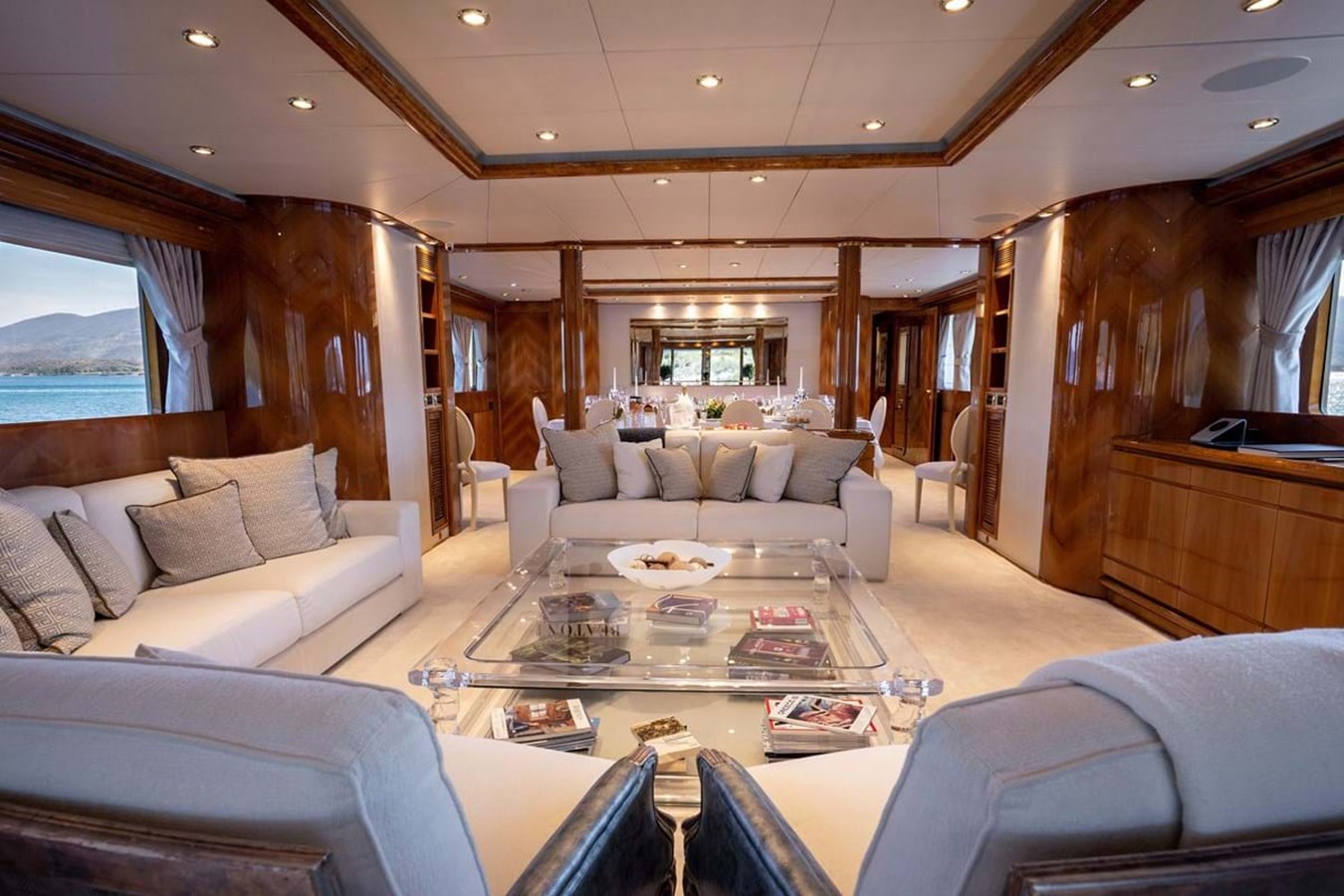 https://s3.amazonaws.com/boss.yatco.com/ForCharter/Vessel/Photo/3893/large_45121.jpg