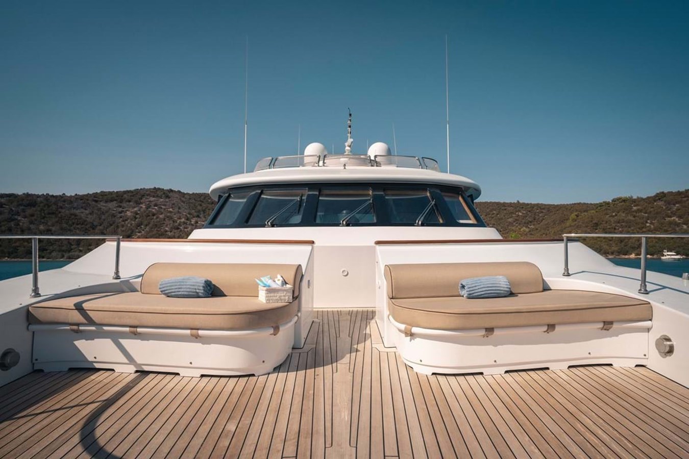 https://s3.amazonaws.com/boss.yatco.com/ForCharter/Vessel/Photo/3893/large_45123.jpg