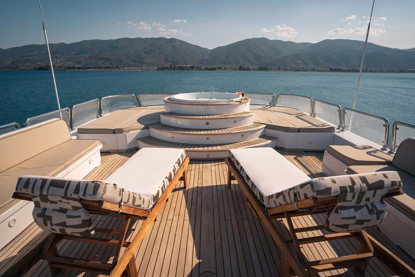 https://s3.amazonaws.com/boss.yatco.com/ForCharter/Vessel/Photo/3893/large_45124.jpg