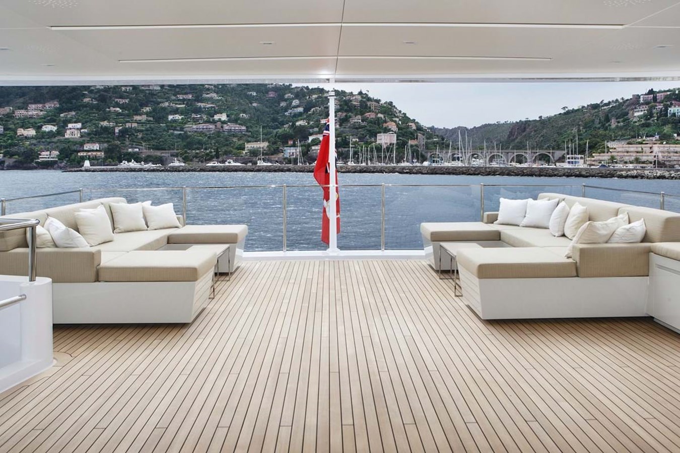 https://s3.amazonaws.com/boss.yatco.com/ForCharter/Vessel/Photo/3896/large_45170.jpg