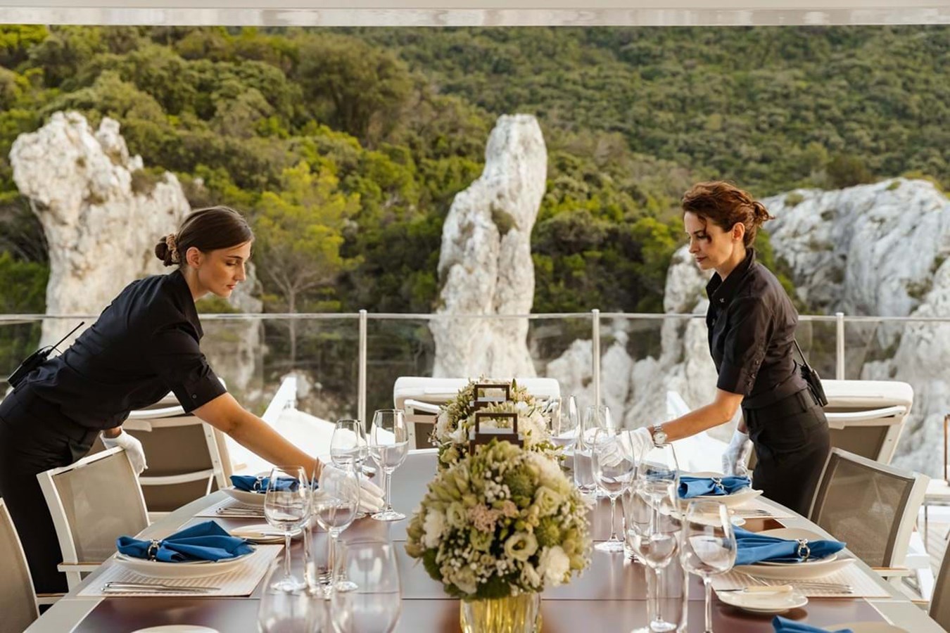 https://s3.amazonaws.com/boss.yatco.com/ForCharter/Vessel/Photo/3896/large_45171.jpg
