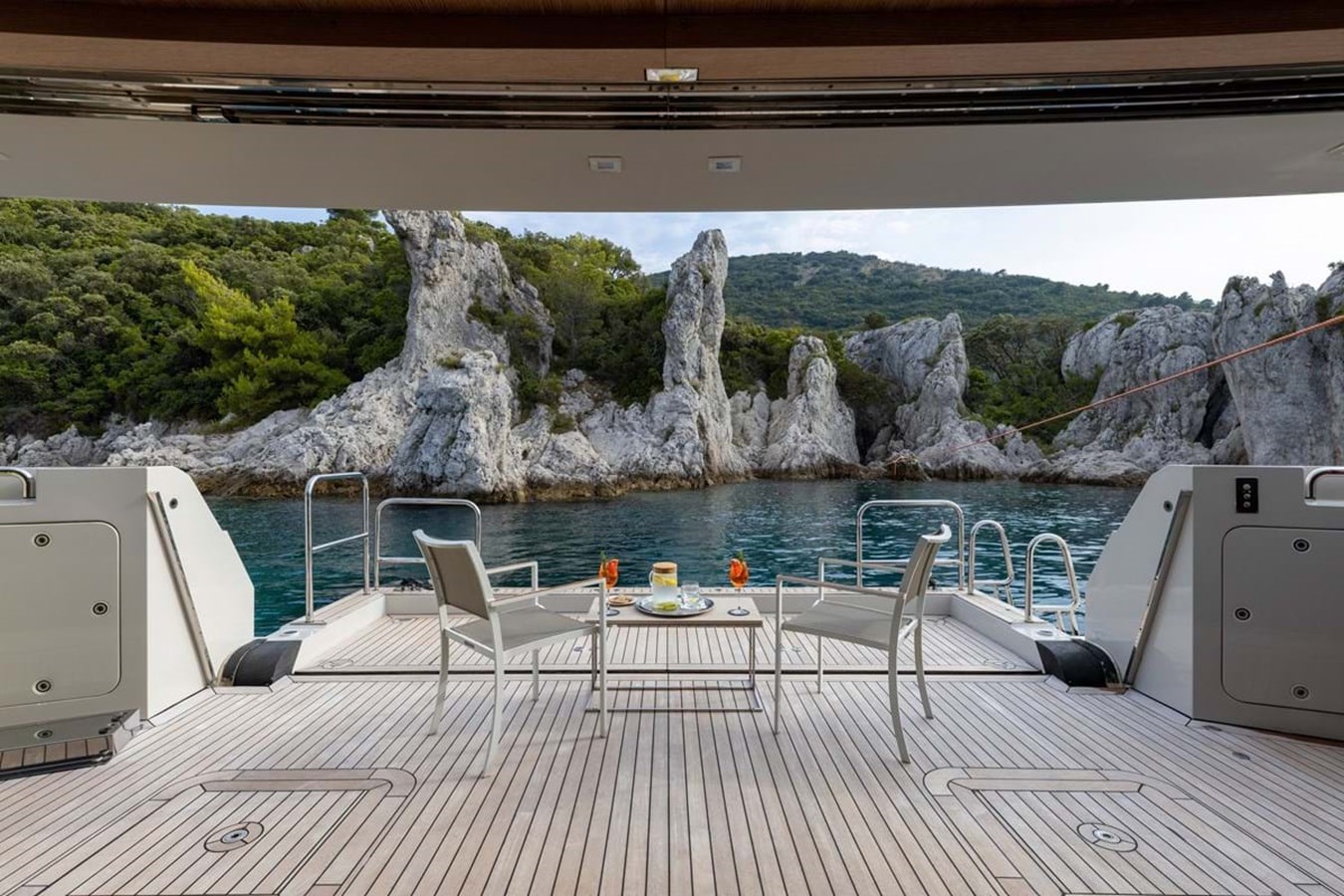 https://s3.amazonaws.com/boss.yatco.com/ForCharter/Vessel/Photo/3896/large_45172.jpg
