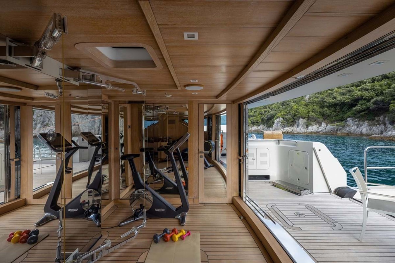 https://s3.amazonaws.com/boss.yatco.com/ForCharter/Vessel/Photo/3896/large_45173.jpg