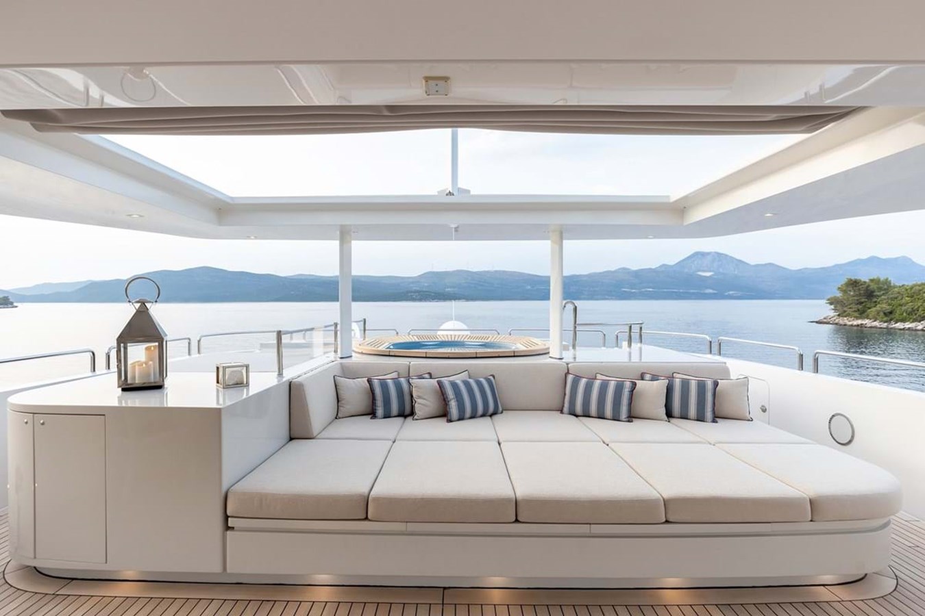 https://s3.amazonaws.com/boss.yatco.com/ForCharter/Vessel/Photo/3896/large_45177.jpg