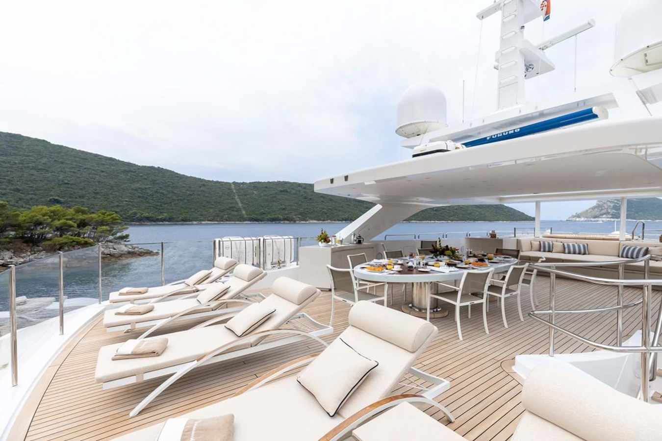 https://s3.amazonaws.com/boss.yatco.com/ForCharter/Vessel/Photo/3896/large_45178.jpg
